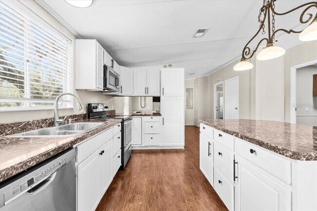 Building Photo - 13920 Hillcrest Dr