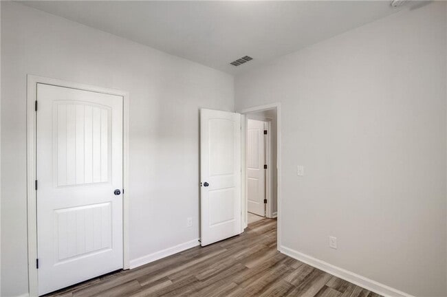 Building Photo - 544 Oakside Pl