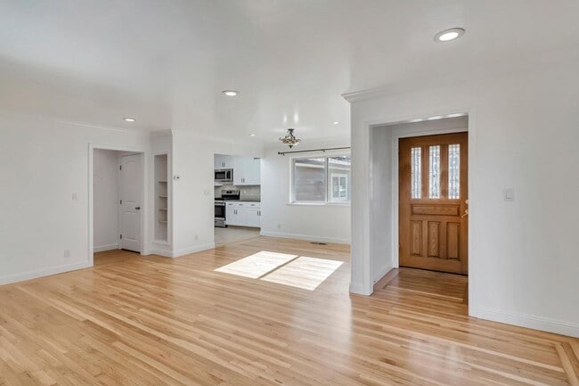 Building Photo - 123 Dunsmuir Way