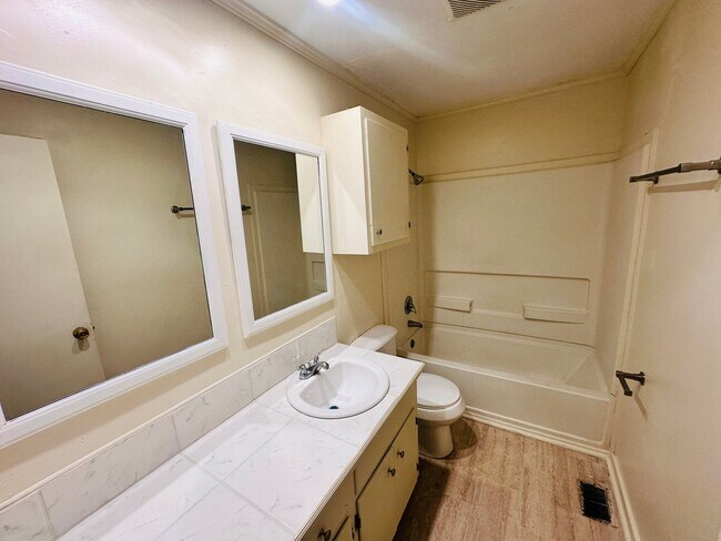Building Photo - 3145 Woodview Dr