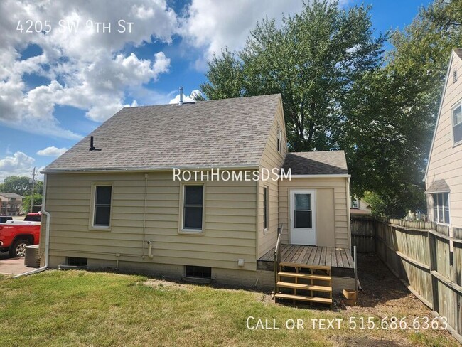 Building Photo - Recently Updated 3 BR 1 Bath Utilities Pai...