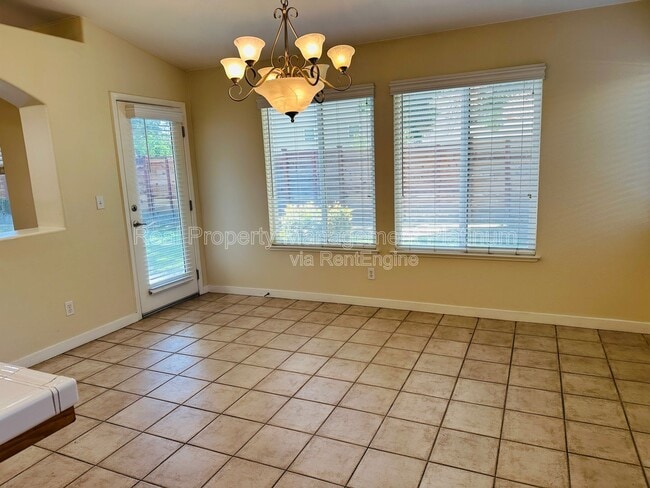 Building Photo - 2012 Riverview Dr