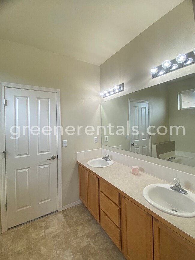 Building Photo - Lacey 4BD/2.5BA Beautiful Home Close to 1-...