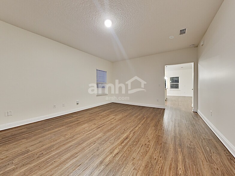 Building Photo - 3102 Creek Village Ln