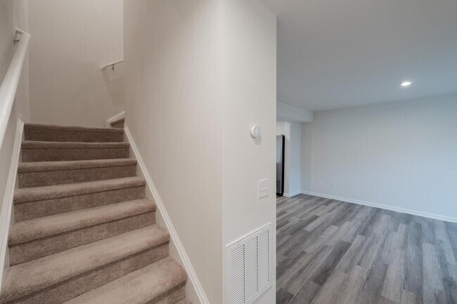 Building Photo - 3 bedroom, 2.5 bathroom townhouse.