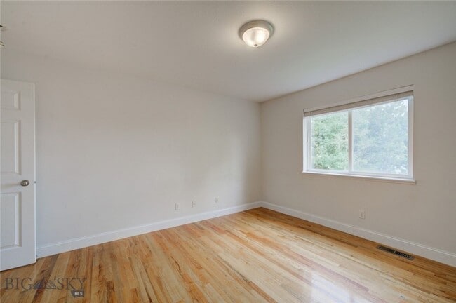 Building Photo - 3 bedroom 2 bath townhome in Bozeman!