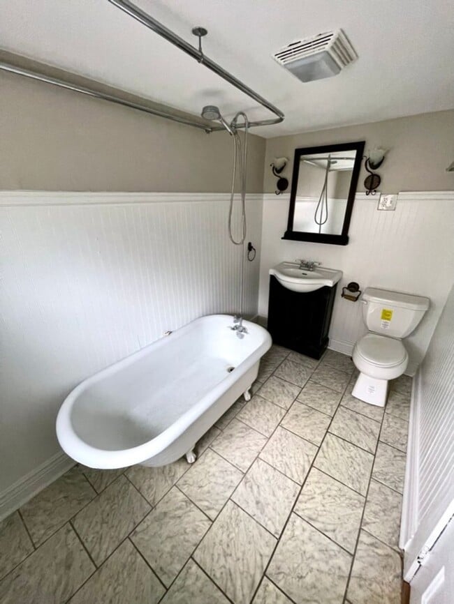 Building Photo - Spacious 3Bd; 1Ba Single Family Home