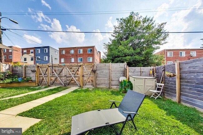 Building Photo - 213 Hawaii Ave NE