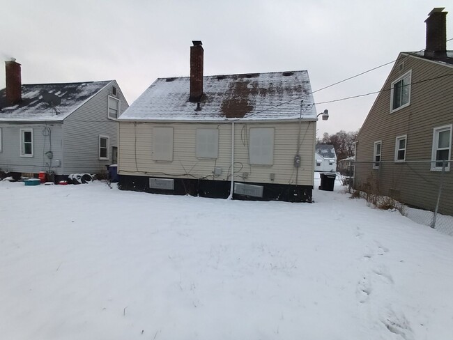 Building Photo - 3 bedroom 1 bath bungalow now available! -...