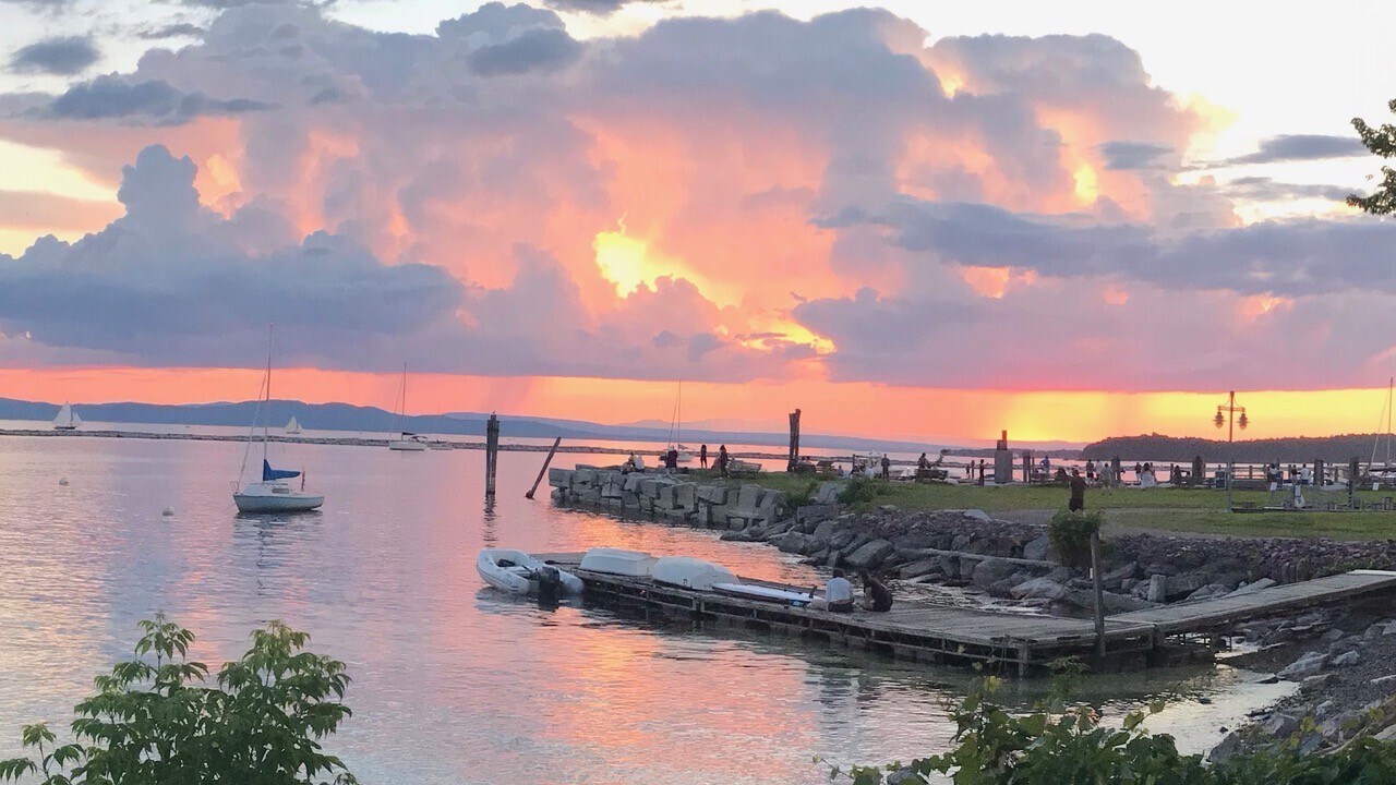 Perkins Pier, one block walk - 58 Maple St