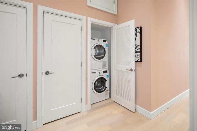 Building Photo - 900 N 9th St