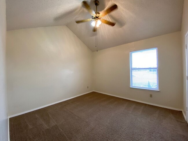 Building Photo - AVAILABLE NOW 2 BED 1.5 BATH TOWNHOME IN K...