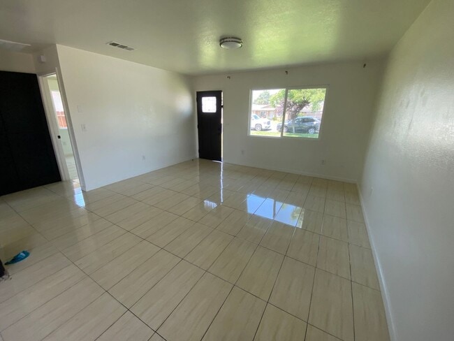 Building Photo - Cozy Home for rent in Tulare