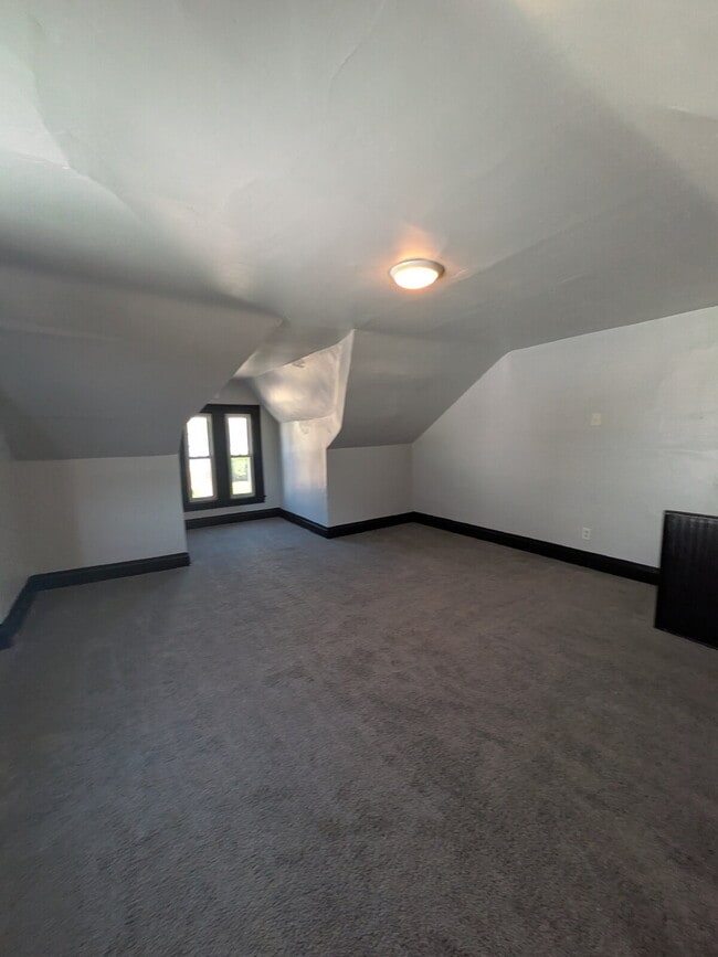 Building Photo - Newly Updated 3 bedroom in Carrick! Section 8 is considered