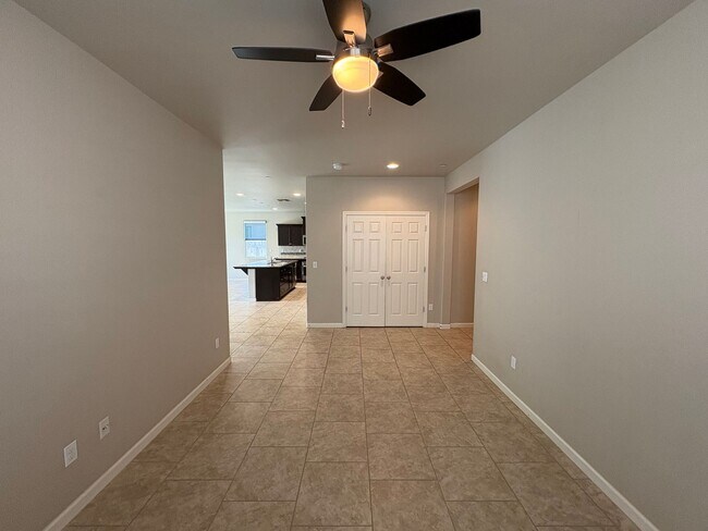 Building Photo - Lovely Clovis home Available Now!