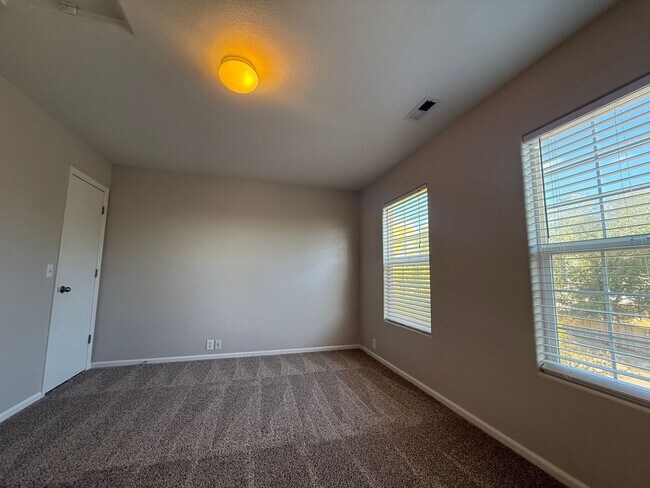 Building Photo - Stylish Comfort and Modern Living in the H...