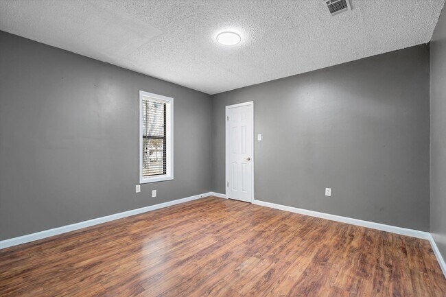 Building Photo - For Rent: Charming 3 Bed / 2 Bath Home with all the Cozy Vibes!