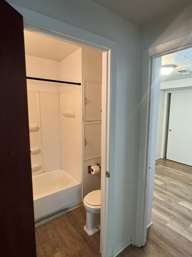 Building Photo - SINGLE FAMILY HOME WITH BONUS ROOM OFF THE DETACHED GARAGE- GARDNERS DREAM