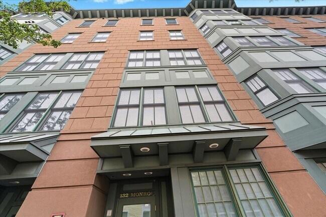 Building Photo - 132 Monroe St