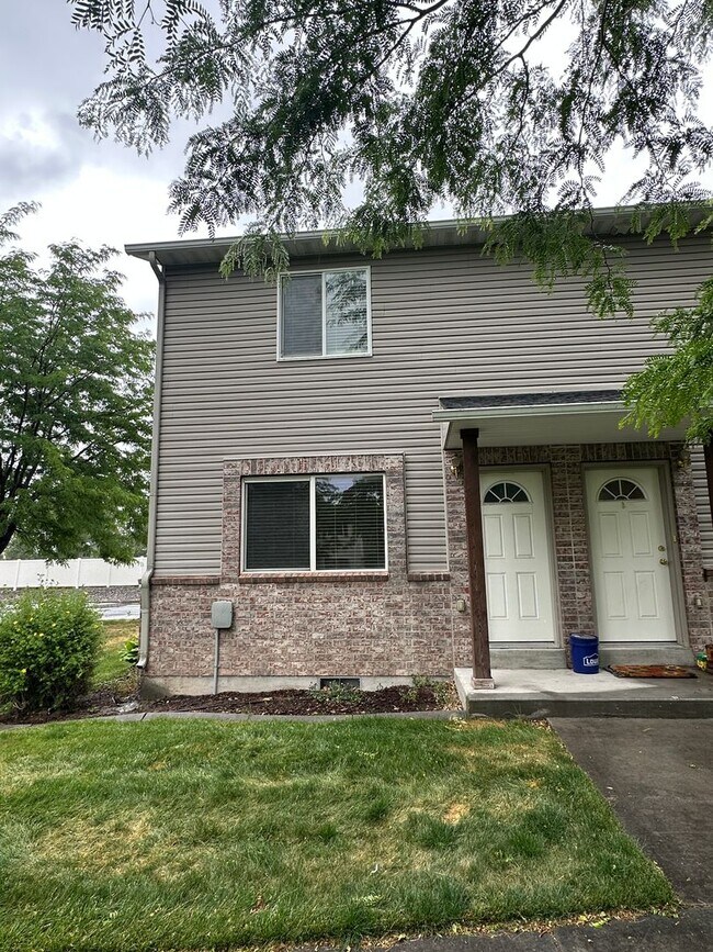 Building Photo - Cute and Cozy 2 Bed, 1.5 Bath Townhome in the Meadows!