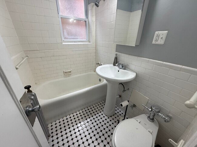 Building Photo - 6930 N Greenview Ave