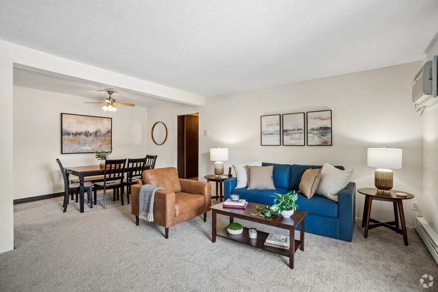 2BR, 1BA - 830SF - Living Area - Oak Brook Gardens