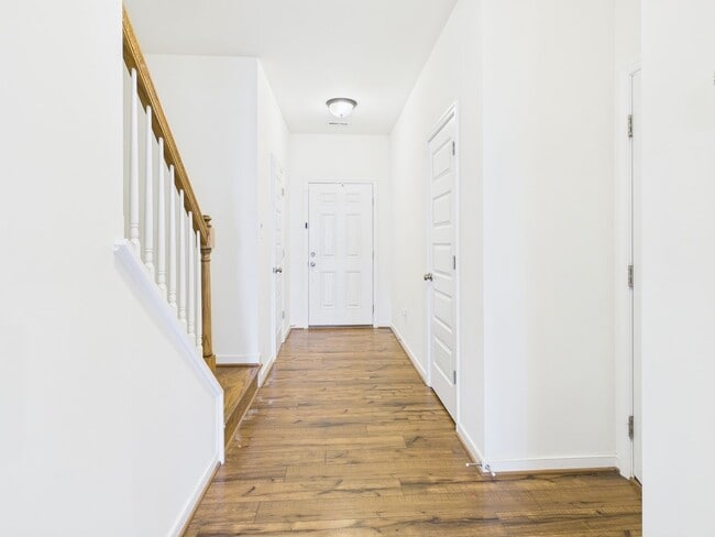 Building Photo - 6600 Wy Pt Dr