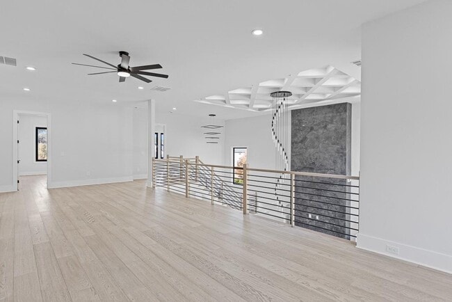 Building Photo - 555 Versailles Dr
