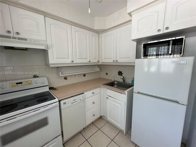Building Photo - 90 Isle of Venice Dr