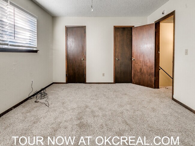 Building Photo - 1215 Lakecrest Dr