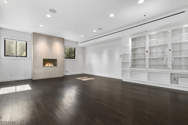 Building Photo - 60 Fernwood Rd