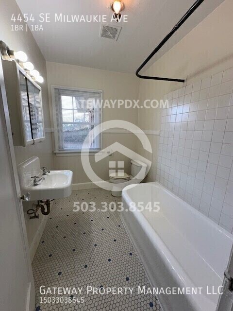 Building Photo - 4454 SE Milwaukie Ave