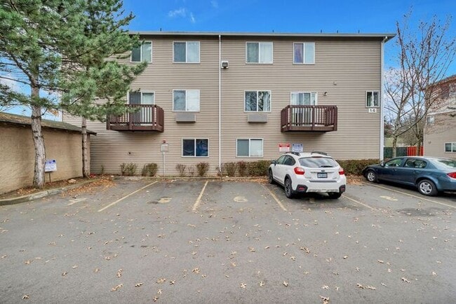 Building Photo - 2 bedroom 1.5 bath Condo! Washer and Dryer in unit!!