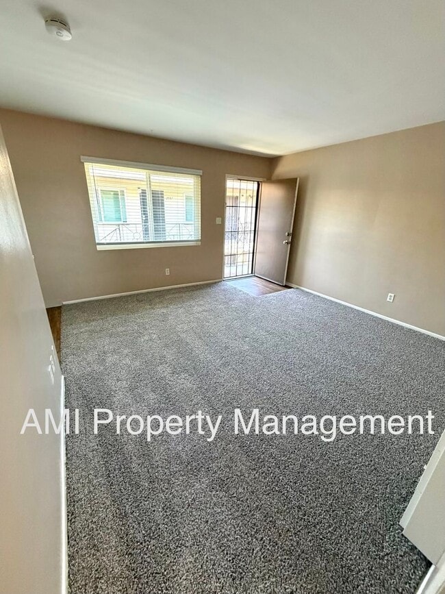 Building Photo - One Bedroom Close to Downtown!