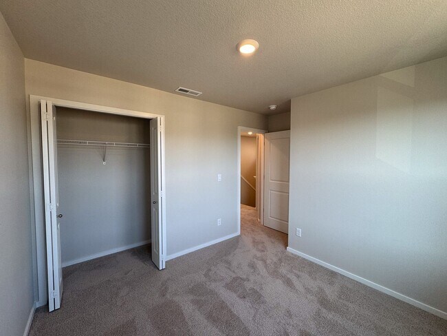 Building Photo - 4 Bedroom, 2 1/2 Bath Home in Marcola Meadows