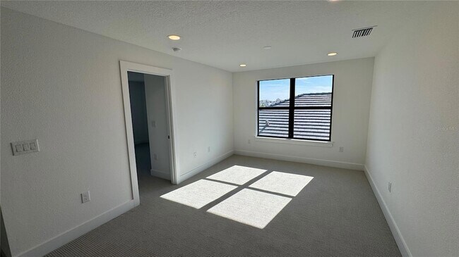 Building Photo - 18515 Midsummer Pl