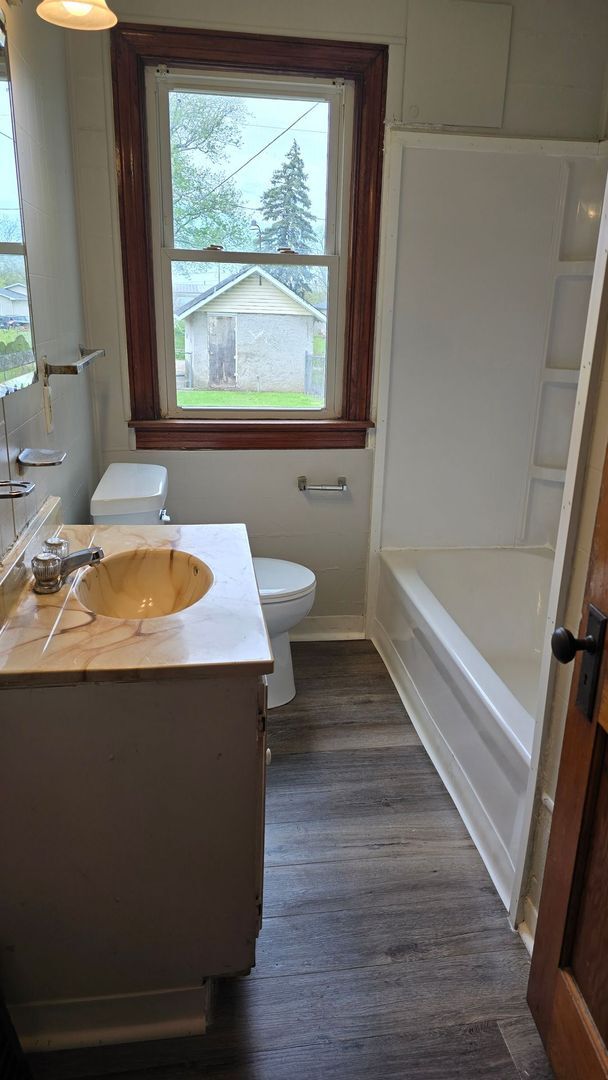 Building Photo - Three Bedroom - large upper bedroom!