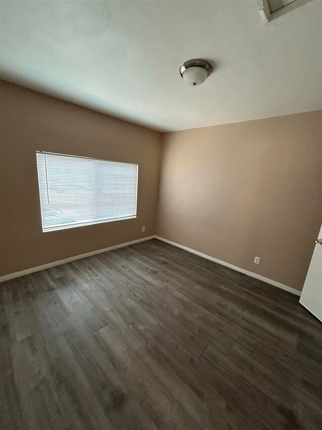 Building Photo - 2 bedroom, 1 bath Front unit of Duplex - *...
