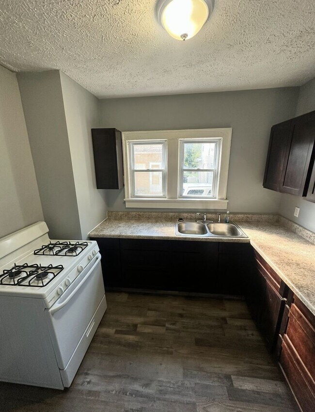 Building Photo - 4 Bed / 1 Bath Updated Floors & First-Floor Bedroom!