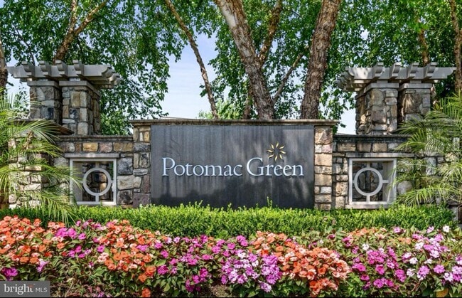 Building Photo - Gorgeous 2 Bed 2 Bathb Condo In Desired Gr...