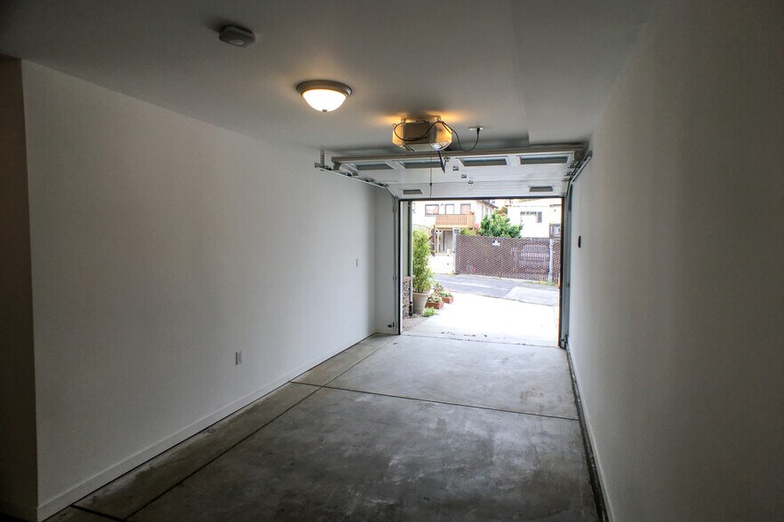Building Photo - 613 4th Ln