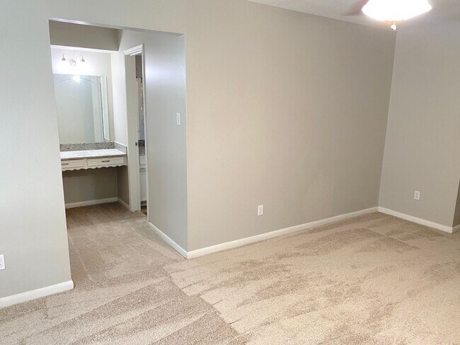 Building Photo - Triditional Spring Branch Beauty