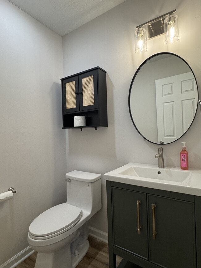 Building Photo - Completely Renovated Duplex with Garage Av...