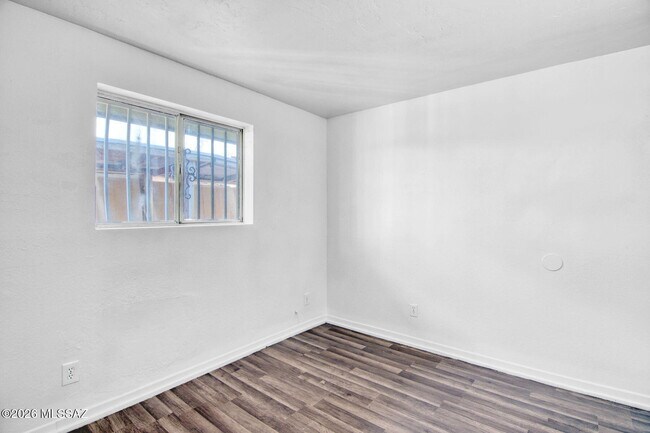 Building Photo - 5653 E 28th St