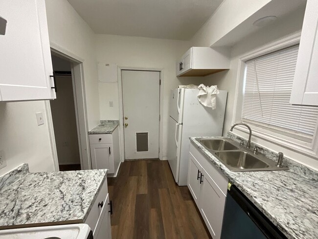 Building Photo - 2304 N Fir St