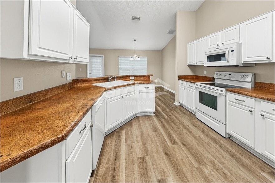 Building Photo - 660 Winding Lake Dr