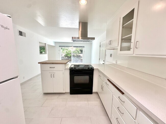 Building Photo - Charming Terra Linda Home in San Rafael