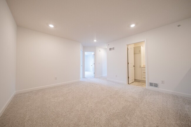 Building Photo - 15004 Ahena Curv