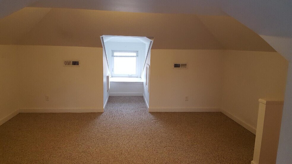 Building Photo - 1076 College Ave