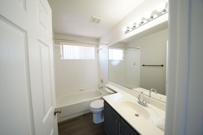 Building Photo - Showings Available NOW